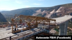 Munkások a Počitelj-híd építésén dolgoznak Bosznia-Hercegovina déli részén a Corridor Vc projekt keretében, amely része a Bosznia közlekedési infrastruktúrájának javítására irányuló folyamatos erőfeszítéseknek (archív fotó)