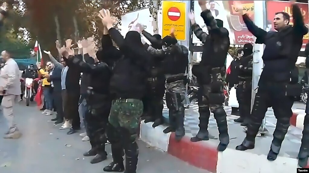 رقص و شادی نیروهای امنیتی با نقاب و باتوم در خیابان‌ها، پس از پیروزی تیم ملی فوتبال ایران