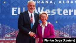 Premierul Albaniei, Edi Rama, strânge mâna președintei Comisiei Europene, Ursula von der Leyen. Tirana, 6 decembrie. 