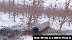 За даними місцевої влади, ракета впала близько 15:00. В цей час в Україні якраз тривала повітряна тривога