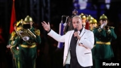 Тил Линдеман пее на международния военен музикален фестивал на Червения площад в Москва, септември 2021 г.