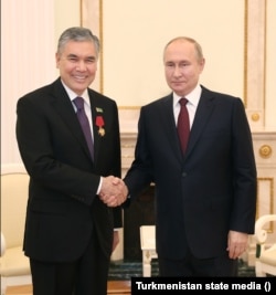 Гурбангулы Бердымухамедов (слева) с Владимиром Путиным. Москва, ноябрь 2022 года