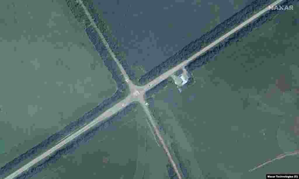 Супутникове зображення перехрестя автомагістралі E40 на північний схід від Бахмута, 1 серпня 2022 року.&nbsp;Satellite image &copy;2023 Maxar Technologies