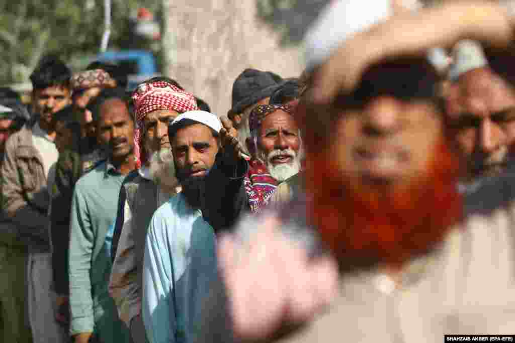 Men wait for hours for subsidized bags of flour in Karachi on January 10. Pakistan&#39;s inflation rate is also a factor. It rose to 24.5 percent in December from 23.8 percent in November. Food prices increased 35.5 percent in December, compared to 31.2 percent the previous month.