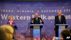 Președintele Consiliului European, Charles Michel, președinta Comisiei Europene, Ursula von der Leyen și premierul albanez Edi Rama, la conferința de presă care a încheiat summitul UE - Balcanii de vest, Tirana, Albania, 6 decembrie 2022. 