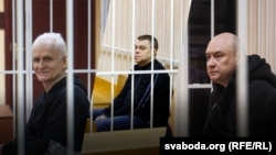 Слева — направо: Алесь Беляцкий, Владимир Лабкович, Валентин Стефанович в суде