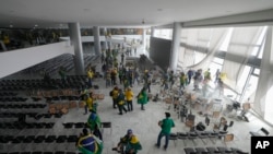 Протестиращи, поддръжници на бившия президент на Бразилия Жаир Болсонаро, щурмуват двореца Планалто в столицата Бразилия, 8 януари 2023 г. Планалто е официалното работно място на президента на Бразилия.
