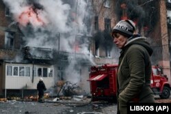 Бамхут. Местная жительница у своего дома, сгоревшего после российского обстрела. 7 декабря 2022 года