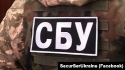 СБУ зазначає, що раніше Сулейманову вже заочно повідомляли про підозру у вбивстві цивільної жительки Київської області через заподіяння їй тяжких тілесних ушкоджень