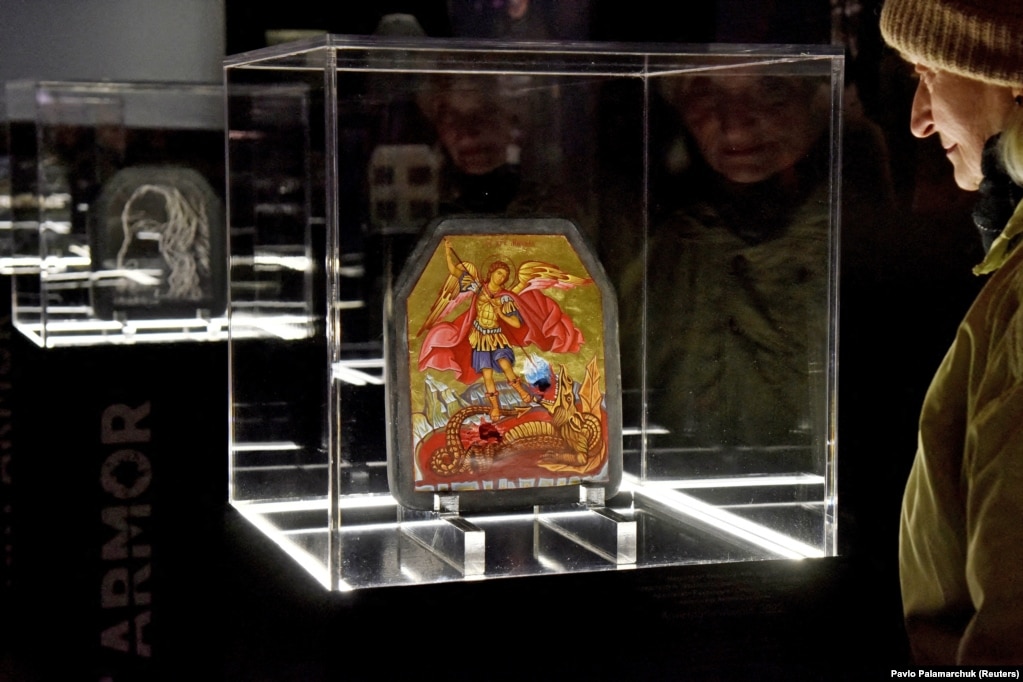 Kjo ikonë e Shën Gjergjit duke vrarë dragoin ishte pikturuar në një pjesë të një jeleku antiplumb të marrë nga një ushtar ukrainas, të cilit thuhet se ia shpëtoi jetën. Dëmtimi  nga dy predha mund të shihet në gojën dhe barkun e dragoit. Vepra unike e artit është pjesë e një ekspozite të quajtur ArtArmor që u hap në qytetin perëndimor të Ukrainës, Lviv, më 27 dhjetor.