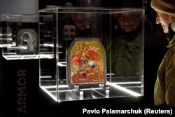 Expoziție organizată de statul ucrainean, care prezintă diverse tablouri pictate pe armura soldaților de pe front. În această icoană a Sfântului Gheorghe se pot vedea două găuri ale gloanțelor trase în soldat. Acesta a supraviețuit.