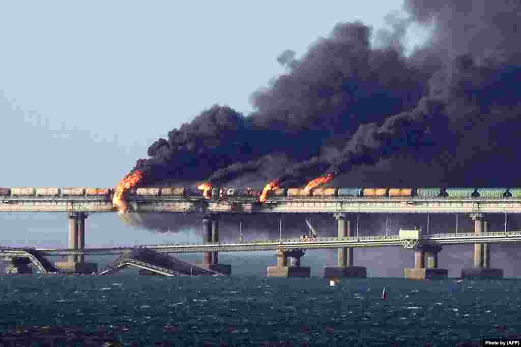Падарваны Керчанскі мост, які вядзе з расейскай тэрыторыі ў акупаваны Расеяй Крым. 8 кастрычніка 2022&nbsp;