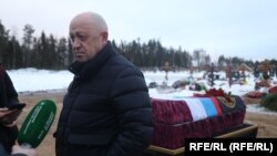 Evgheni Prigojin la înmormântarea unuia dintre mercenarii săi - fostul deținut Dmitri Menșikov, care a murit luptând în Ucraina - la un cimitir din afara Sankt Petersburgului, pe 24 decembrie 2022.