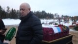 Основатель группировки "Вагнер" Евгений Пригожин на похоронах погибшего в Украине наемника 