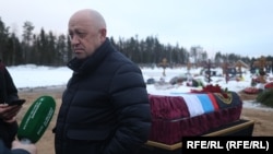 Основатель группировки «Вагнер» Евгений Пригожин на похоронах погибшего в Украине наёмника 