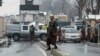 Припадник на талибанските безбедносни сили стои на блокиран пат по самоубиствената експлозија во близина на Министерството за надворешни работи во Кабул