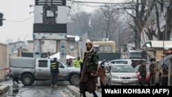 نیروهای طالبان پس از انفجار روز چهارشنبه در برابر در ورودی وزارت خارجه جاده منتهی به این وزارت را بسته اند.