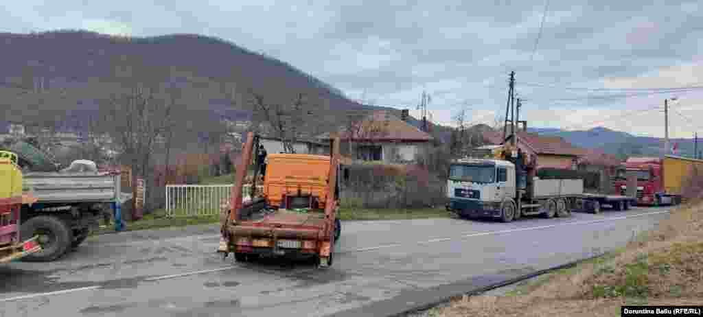 Pasditen e së enjtes ka nisur largimi i barrikadave në fshatin Rudare, i cili gjindet në Zveçan, raportojnë gazetarët e Radios Evropa e Lirë nga terreni.