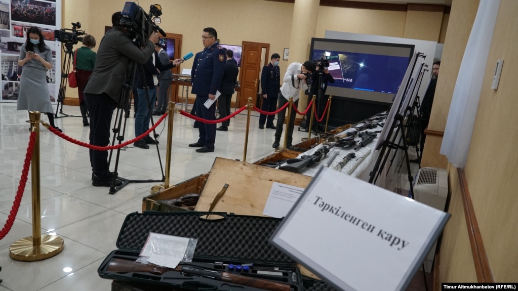 Оружие, как утверждается, изъятое у участников событий января прошлого года, выставлено на показ в мажилисе парламента