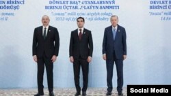 Президент Азербайджана Ильхам Алиев (слева), президент Туркменистана Сердар Бердымухамедов (в центре) и президент Турции Реджеп Тайип Эрдоган (справа)