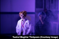 Viziunea regizorală a lui Andrei Șerban face din spectacolul Doctorul un manifest împotriva primitivismului cultural. Imagini de la avanpremieră