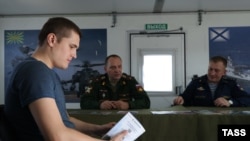 Një zyrë mobile për rekrutim të ushtrisë ruse për ushtarët me kontratë në Parkun Levoberezhny.