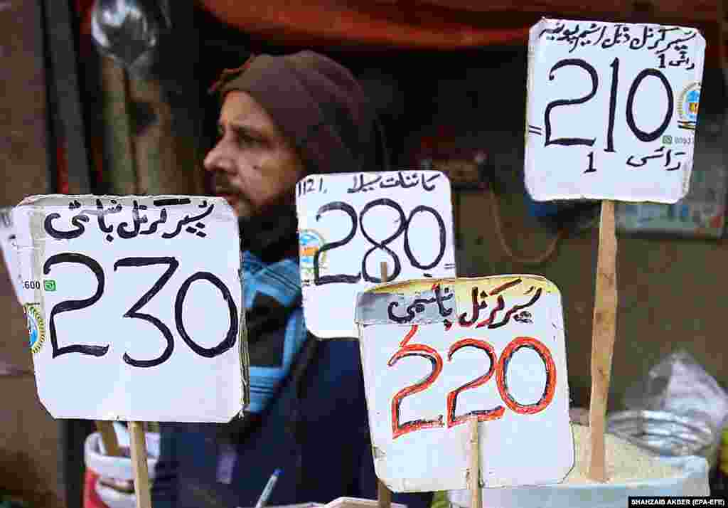 A rice vendor in Karachi waits for customers. Former energy minister and Pakistan Tehreek-e-Insaf (PTI) leader&nbsp;Hammad Azhar warned on January 8 that&nbsp;Inflation will rise to 40 percent if the coalition government accepts the IMF&#39;s conditions for completing the ninth review of the Extended Fund Facility worth 7 billion US dollars.