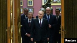 V. Putin le-a oferit șefilor de stat din CSI câte un inel din nouă, oprindu-și unul pentru sine. Pe rețelele sociale din România, lumea se întreabă când va apărea vrăjitorul cel bun, Gandalf, de vreme ce hobbitul cel viteaz, dar și Sauron & Saruman e clar cine sunt. 