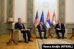 Primetno je drugačije obraćanje predsednika Srbije prema posrednicima u dijalogu koji dolaze iz SAD i EU (na fotografiji Eskobar, Lajčak i Vučić u Beogradu 14. decembra 2022.