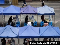 Një qendër e testimit kundër koronavirusit në Çongqing të Kinës më 3 nëntor 2022.