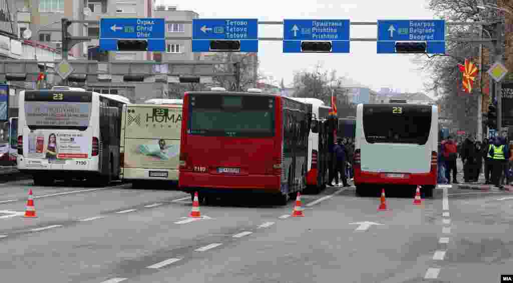 Ако брзо не се исполнат барањата на приватните автобуски превозници, велат тие, блокадата ќе се прошири и на други сообраќајници во Скопје
