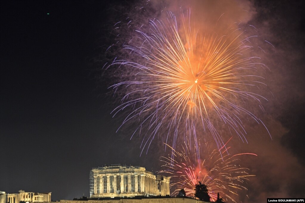Fishekzjarrë në afërsi të akropolisit &nbsp;në Athinë.