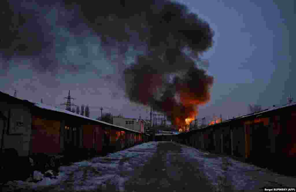 O centrală electrică din Kiev arde după ce a fost atacată de dronele rusești.