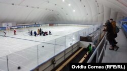 Sute de copii practică hocheiul pe gheață în patinoarele de dimensiuni olimpice, amplasate în baloane, finanțate de guvernul maghiar în județele Mureș (foto), Harghita și Covasna.