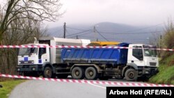 Блокада на пътя до Рударе, за която са използвани камиони, дарени от ЕС.