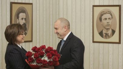 Президентът Румен Радев връчи на председателя на БСП Корнелия Нинова