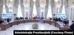 Reprezentanții celor patru state, plus șefa Comisiei Europene, la întâlnirea care a avut loc sâmbătă la București.