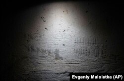 Zgârieturi pe pereți făcute de prizonieri ucraineni, în încercarea de a ține evidența timpului, găsite în subsolul unei clădiri folosite de forțele rusești ca loc de tortură, conform procurorilor. Herson, Ucraina, 8 decembrie 2022
