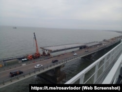 Работы на Керченском мосту после взрыва на нем в начале октября, фото Росавтодора, 19 ноября 2022 года