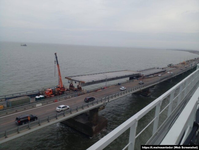 Роботи на Керченському мосту після вибуху на ньому на початку жовтня, фото Росавтодору, 19 листопада 2022 року