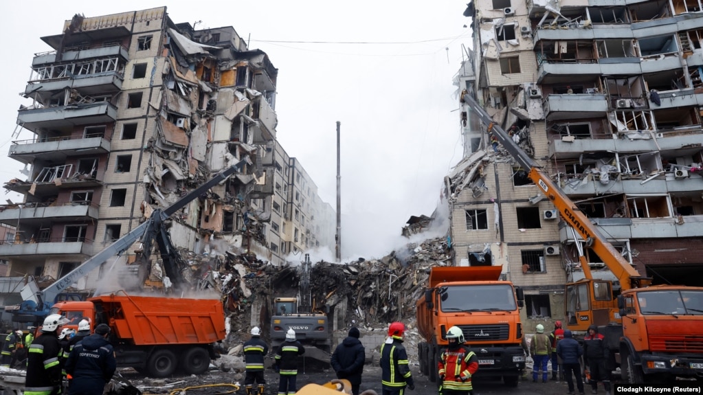 Спасатели расчищают завалы после попадания российской ракеты в жилой дом. Днепр, 15 января 2023 года 