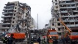 Спасатели расчищают завалы после попадания российской ракеты в жилой дом. Днепр, 15 января 2023 года 