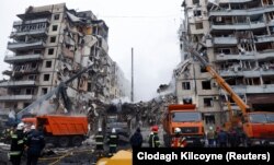 Рятувальники розчищають завали після влучання російської ракети в багатоповерховий будинок. Дніпро, 15 січня 2023 року