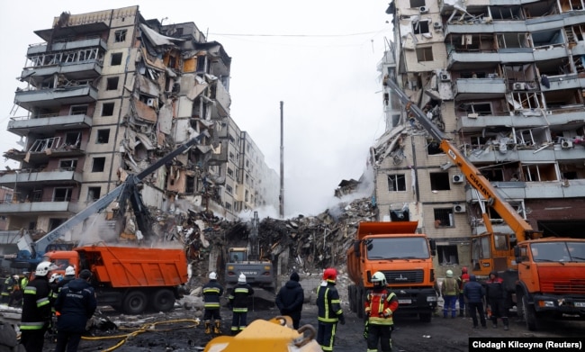 Спасатели расчищают завалы после попадания российской ракеты в многоэтажное здание. Днепр, 15 января 2023 года