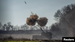 Ushtria ukrainase duke sulmuar me obusë. Rajoni i Donjeckut, 8 nëntor 2022.
