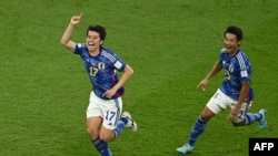 Авторами главной сенсации группового турнира 1 декабря стали японцы, победившие испанцев (2:1) и выбившие из чемпионата мира немцев, которым не хватило победы 4:2 над Коста-Рикой.