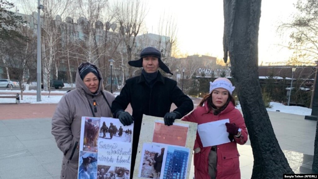 Активисты Агыбай Муханбет, Рамила Ескен, Гульзипа Бейсенова на акции протеста против властей Китая. 2 декабря 2022 года