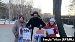 Активисты Агыбай Муханбет, Рамила Ескен, Гульзипа Бейсенова на акции протеста против властей Китая. 2 декабря 2022 года