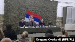 Na slici (s leva na desno): Direktor Kancelarije Vlade Srbije za Kosovo Petar Petković, predsednik Srbije Aleksandar Vučić, ministar odbrane Miloš Vučević i načelnik Generalštaba Milan Mojsilović na sastanku sa predstanicima Srba sa Kosova u kasarni u Raški, 28. decembar 2022.