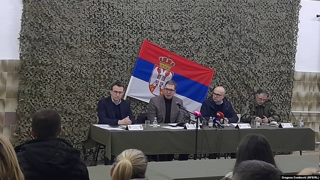 Српскиот претседател Александар Вучиќ на средба со претставници на Србите од Косово во касарната на српската војска во Рашка во близина на границата, 28 декември 2022 година